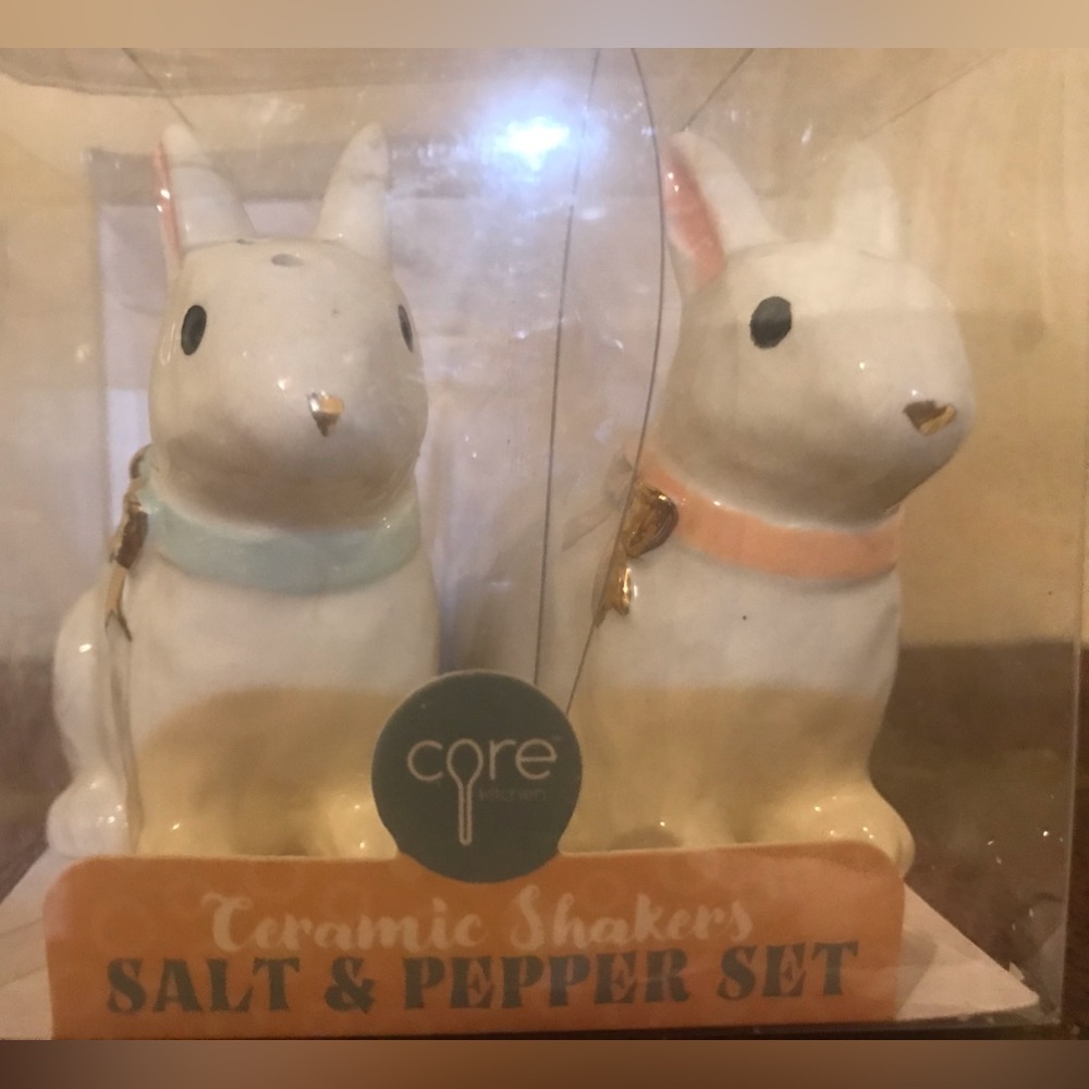 Easter bunnies Salt&Pepper Shakers